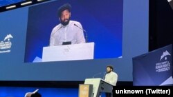 El periodista cubano Abraham Jiménez Enoa se dirige al pleno de la Cumbre por los Derechos Humanos y la Democracia, en Ginebra. 