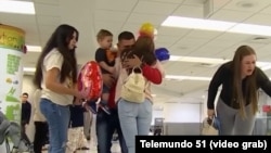 Primeros cubanos llegan a Miami bajo el nuevo programa de parole humanitario, en enero de 2023. (Captura de video/Telemundo 51)