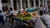 Vendedores ambulantes de frutas y viandas en una calle de La Habana, en agosto de 2022. (AP/Ramon Espinosa)