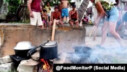 Cubanos cocinan con leña en una hornilla improvisada en plena calle. (@FoodMonitorP)
