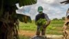 Un hombre cultiva lechugas para vender, a las afueras de La Habana. (YAMIL LAGE / AFP)