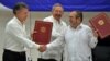 Juan Manuel Santos, Timoleon Jiménez, "Timochenko" junto a Raúl Castro tras firmar el acuerdo de Paz en La Habana. ADALBERTO ROQUE / AFP