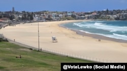 Bondy Beach este lunes, tras el ataque terrorista del domingo, durante la primera noche de Hanukkah. 