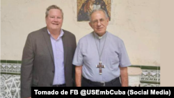 Mike Hammer, jefe de la misión de Estados Unidos en Cuba, y el arzobispo La Habana, Juan de la Caridad García Rodríguez, discutieron la crisis cubana y la situación de los presos políticos.