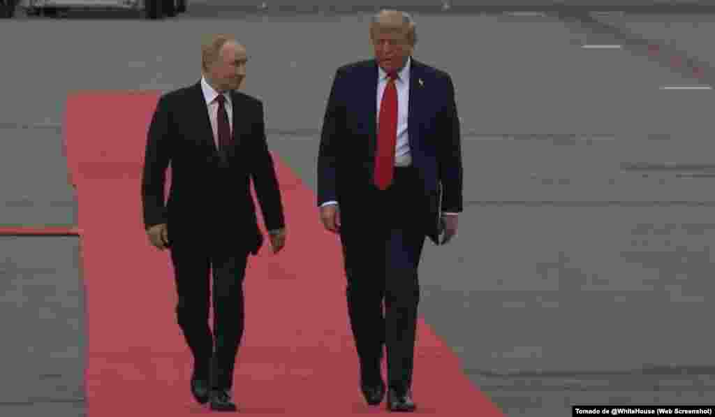 Se estrecharon la mano, parecieron intercambiar saludos y luego se dirigieron juntos a la plataforma que llevaba el rótulo Alaska 2025.